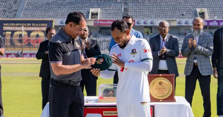 ম্যাচের আগে মুশফিকের হাতে ক্যাপ তুলে দেন হাবিবুল বাশার